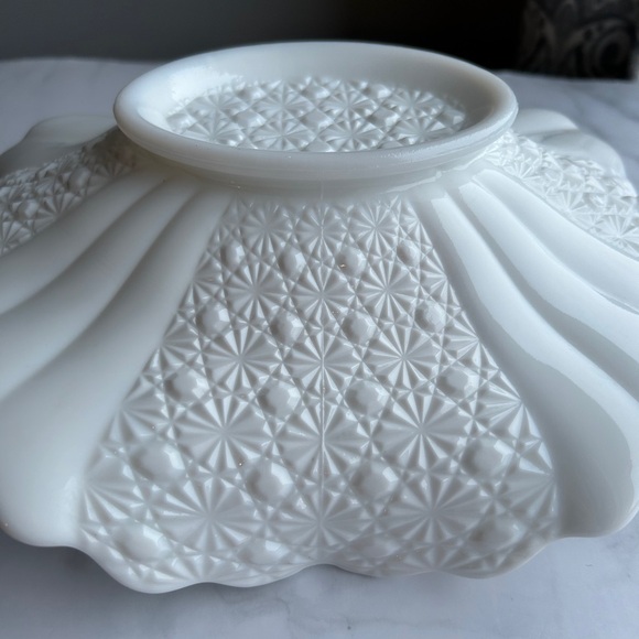 Vintage Fenton White Milk Glass Daisy & Buttons Bowl - Large - Picture 12 of 17